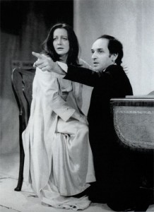 Mikel Lambert as Gertrude, Ben Kingsley as Hamlet, TOP 1975