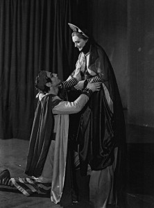 Laurence Olivier as Coriolanus and Sybil Thorndike as Volumnia, Old Vic 1938. Photo from the Collections of the V&A
